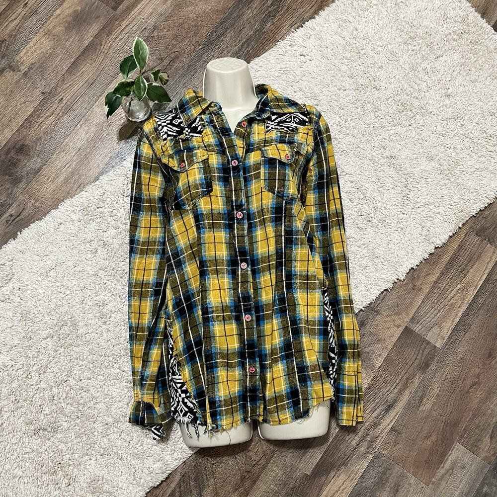 Buckle Gimmicks by BKE Small Plaid Tribal Embroidered Frayed Button Down Top